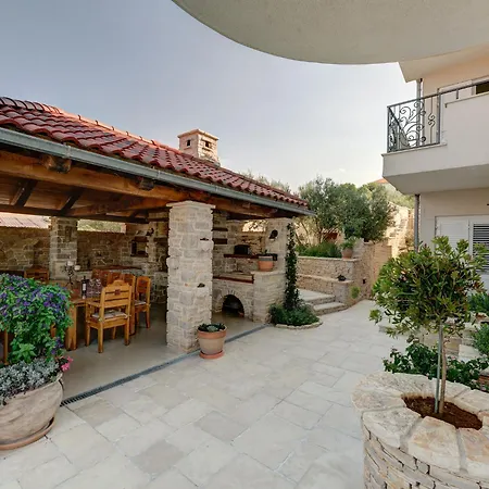 Διαμέρισμα In Near And Pool