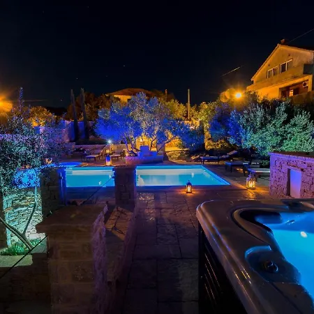 Διαμέρισμα In Near And Pool