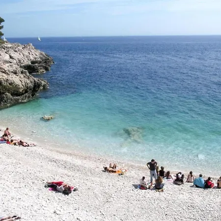 In Near And Pool Μούρτερ