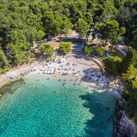 In Near And Pool * Μούρτερ