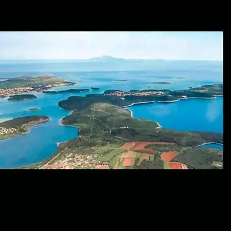 In Near And Pool * Μούρτερ