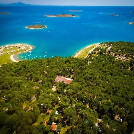 Διαμέρισμα In Near And Pool