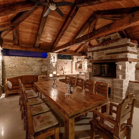 In Near And Pool Μούρτερ